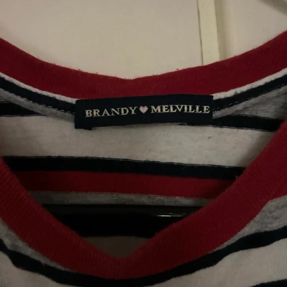 Brandy Melville Cropped Helen Tee - Picture 3 of 3